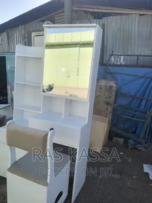 1 M ድሬሲንግ ከነ ወንበሩ