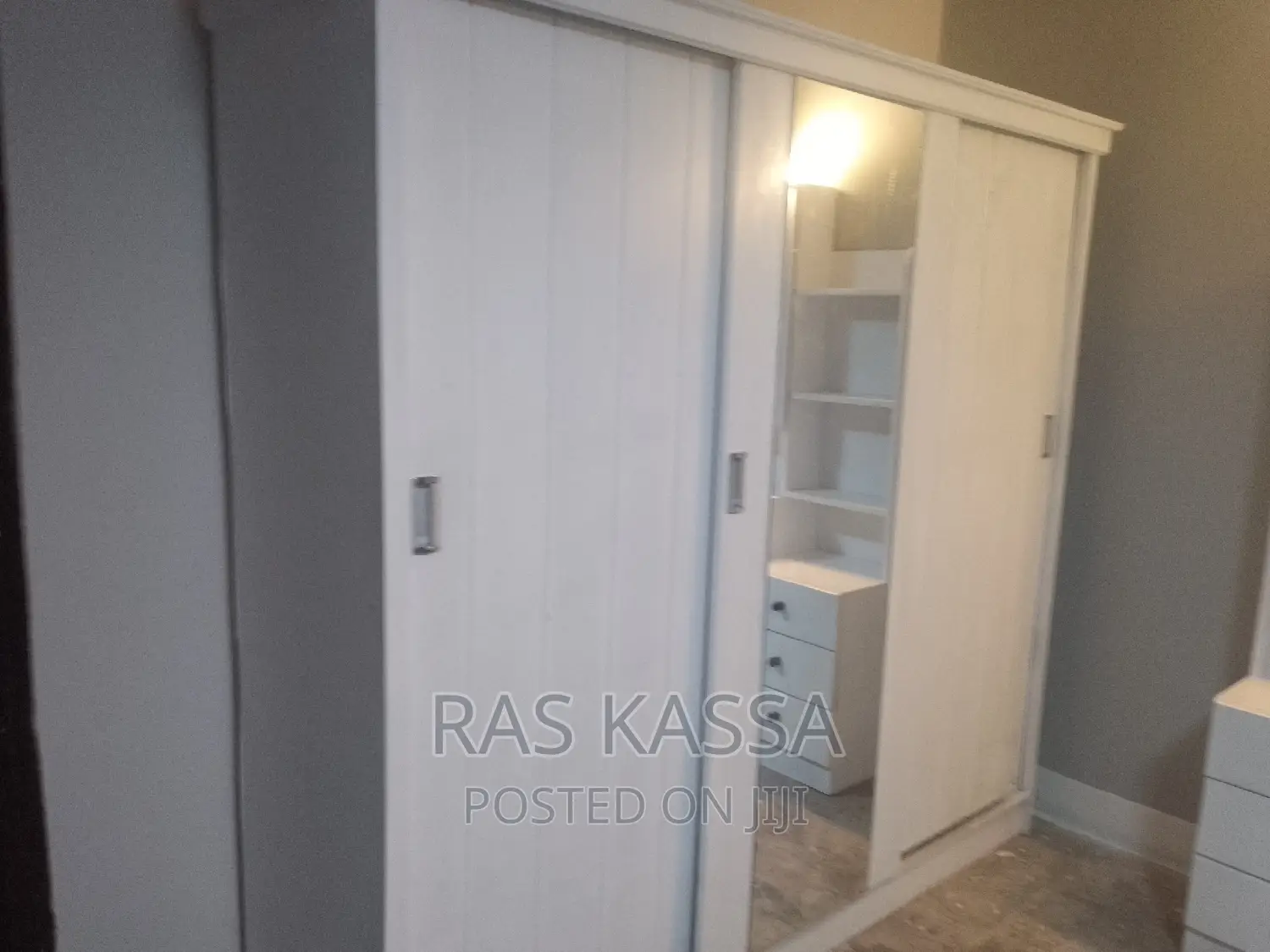 2 ሜትር ተንሸራታች ቁም ሳጥን