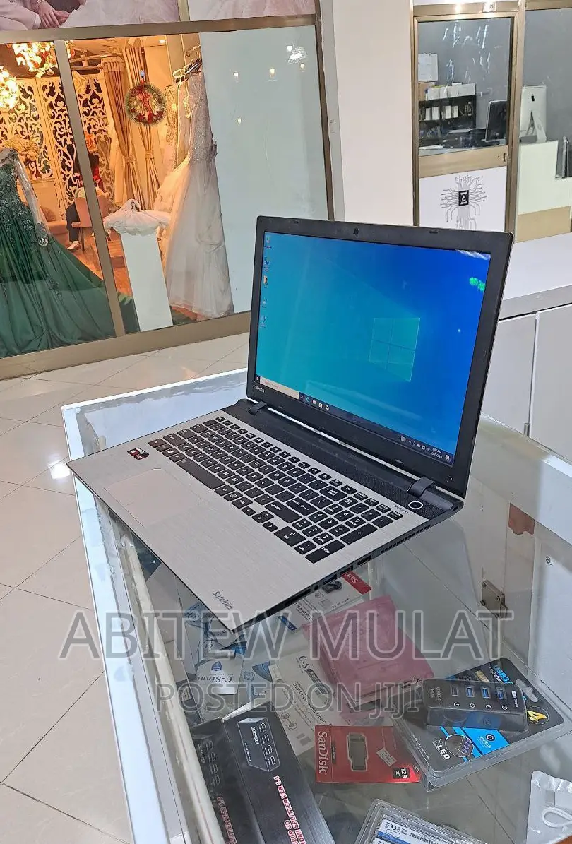 Laptop Toshiba Satellite C55 4GB AMD A8 HDD 500GB