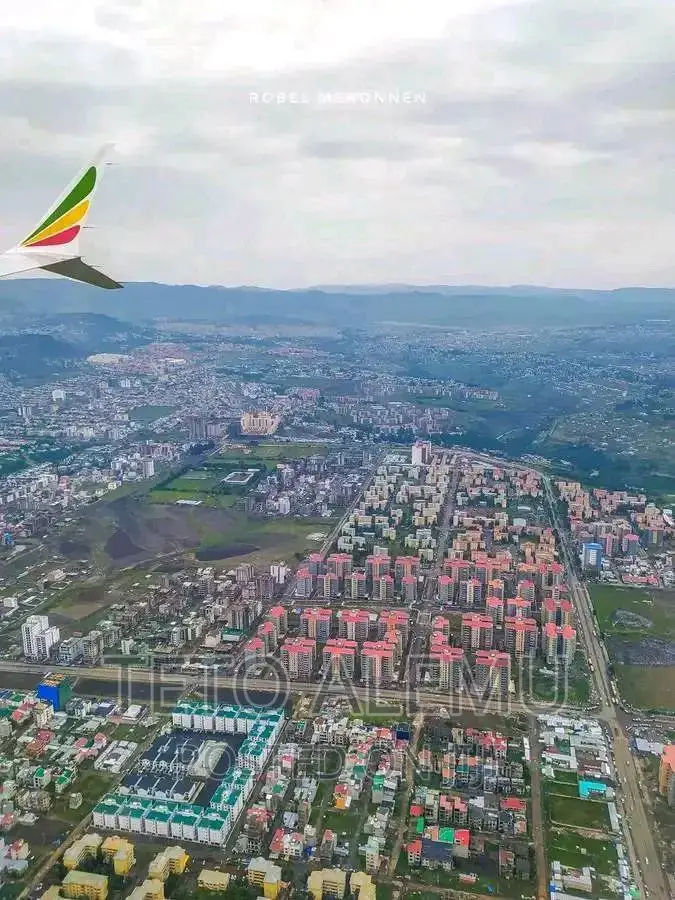 የሚሸጥ ቦታ ለገንቢዎች መገናኛ ሴንቸሪ ሞል አካባቢ ዋና አስፓልት ላይ