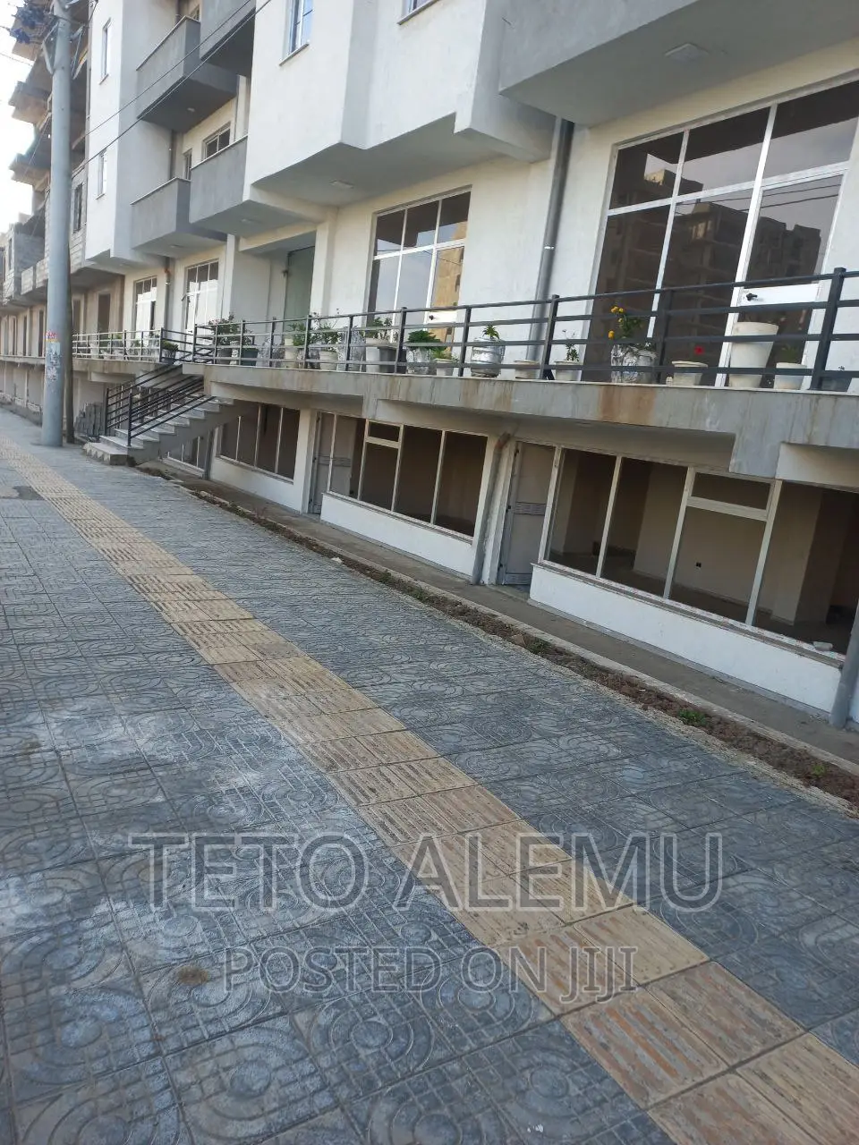 የሚሸጥ ቦታ ለገንቢዎች መገናኛ ሴንቸሪ ሞል አካባቢ ዋና አስፓልት ላይ