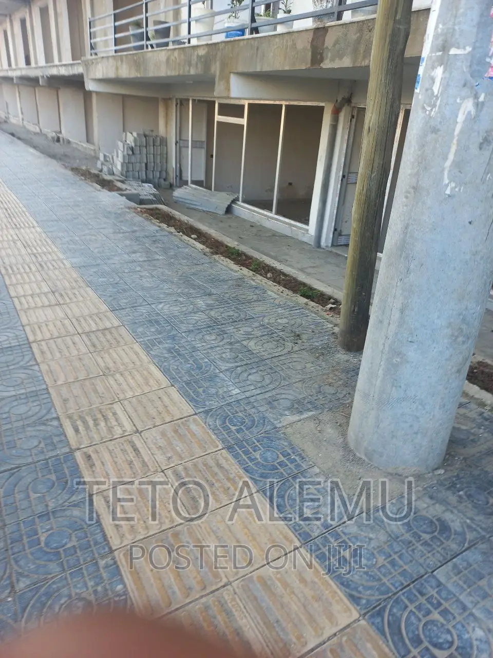 የሚሸጥ ቦታ ለገንቢዎች መገናኛ ሴንቸሪ ሞል አካባቢ ዋና አስፓልት ላይ