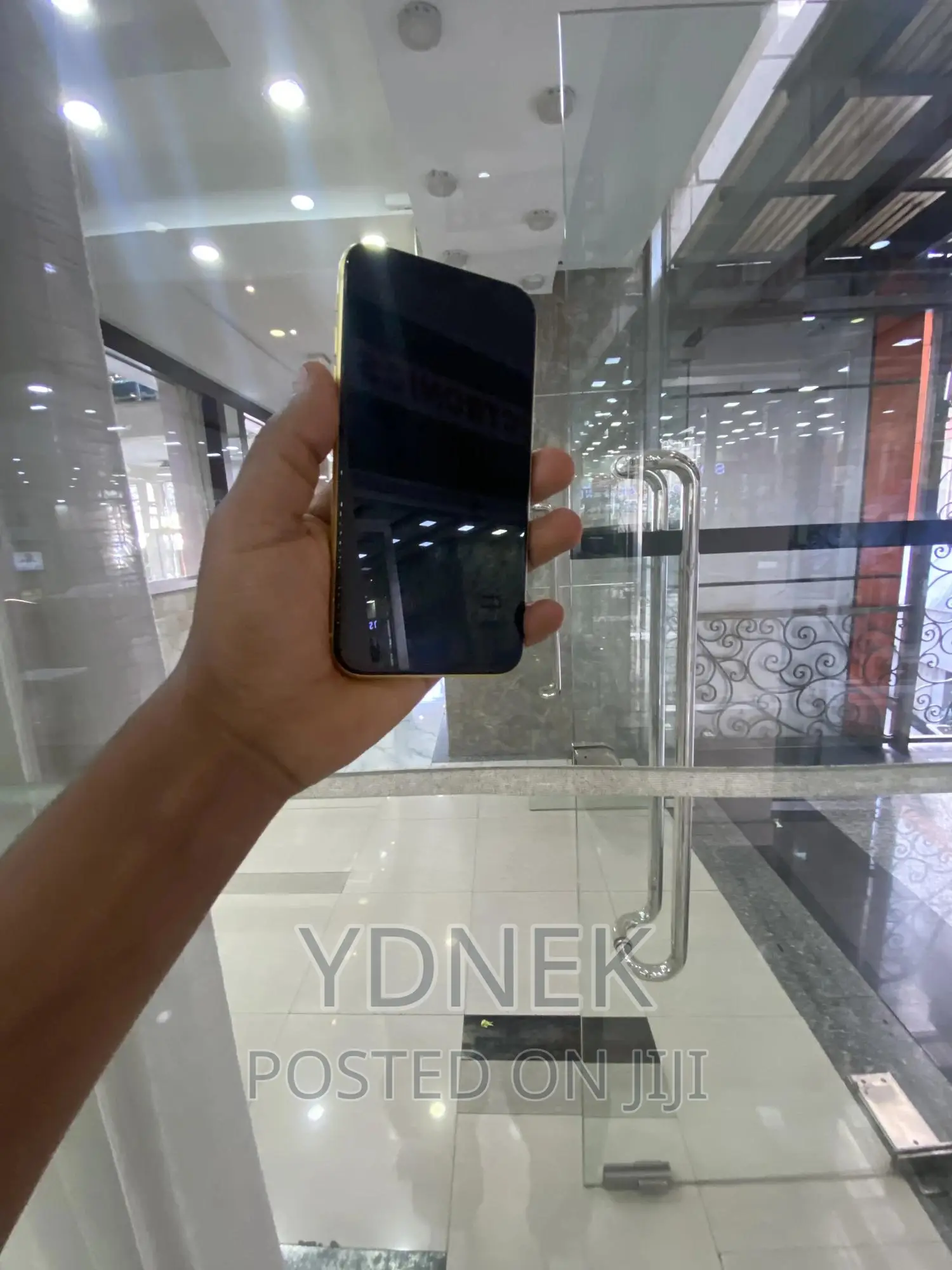 New Apple iPhone 11 64 GB Yellow