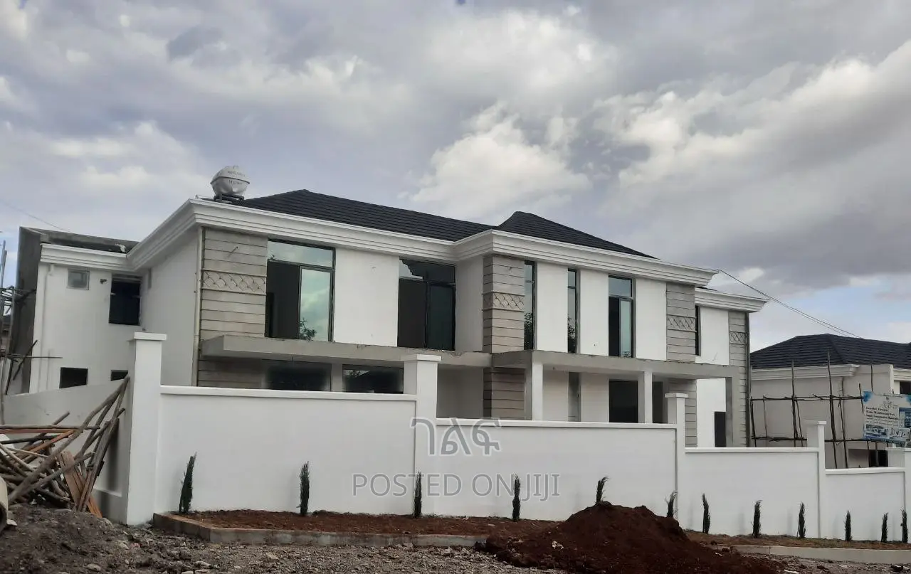 7bdrm House in አካባቢ ኮምፓውንድ ውስጥ, Bole for sale