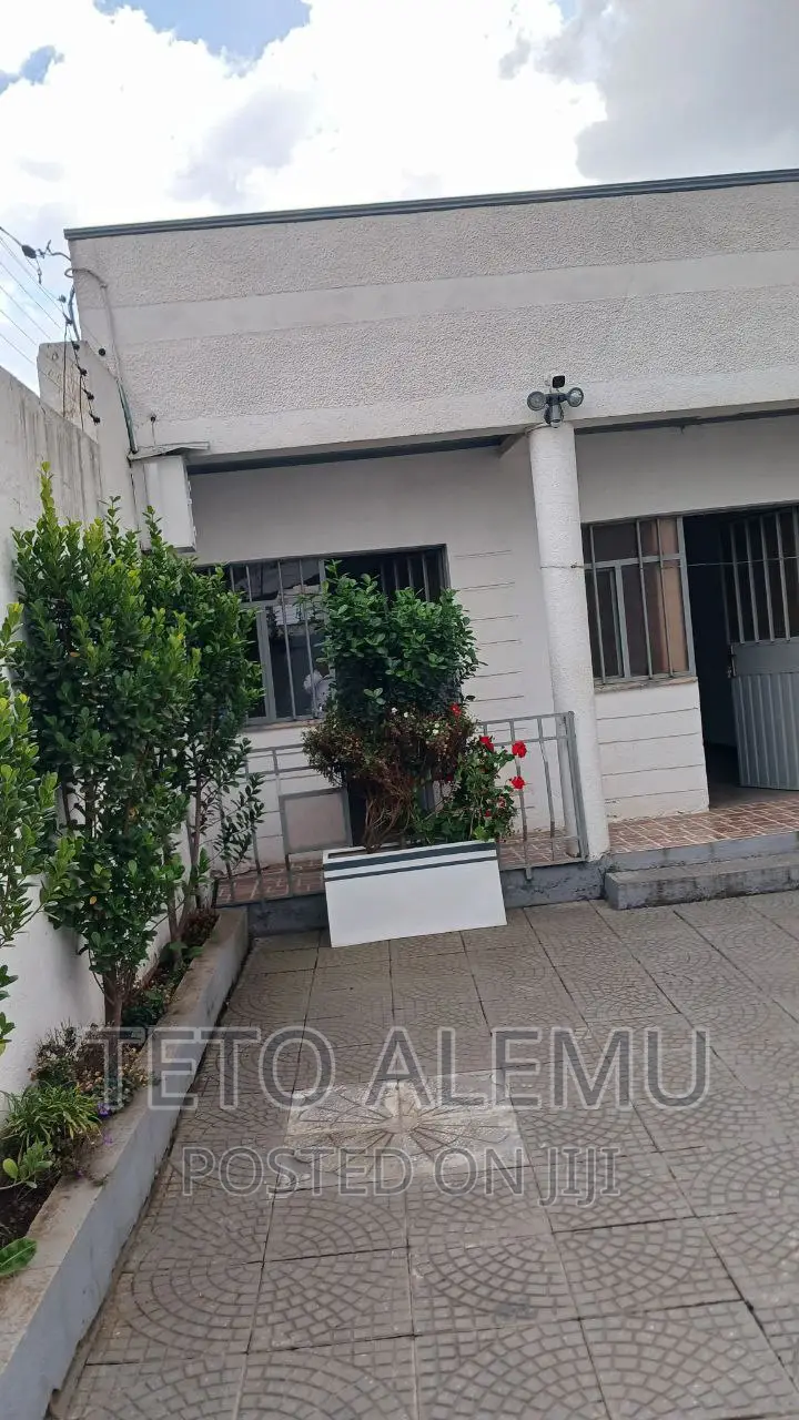 Furnished 3bdrm Villa in የሚሸጥ ቤት 22 መክሊት ህንፃ, Bole for sale