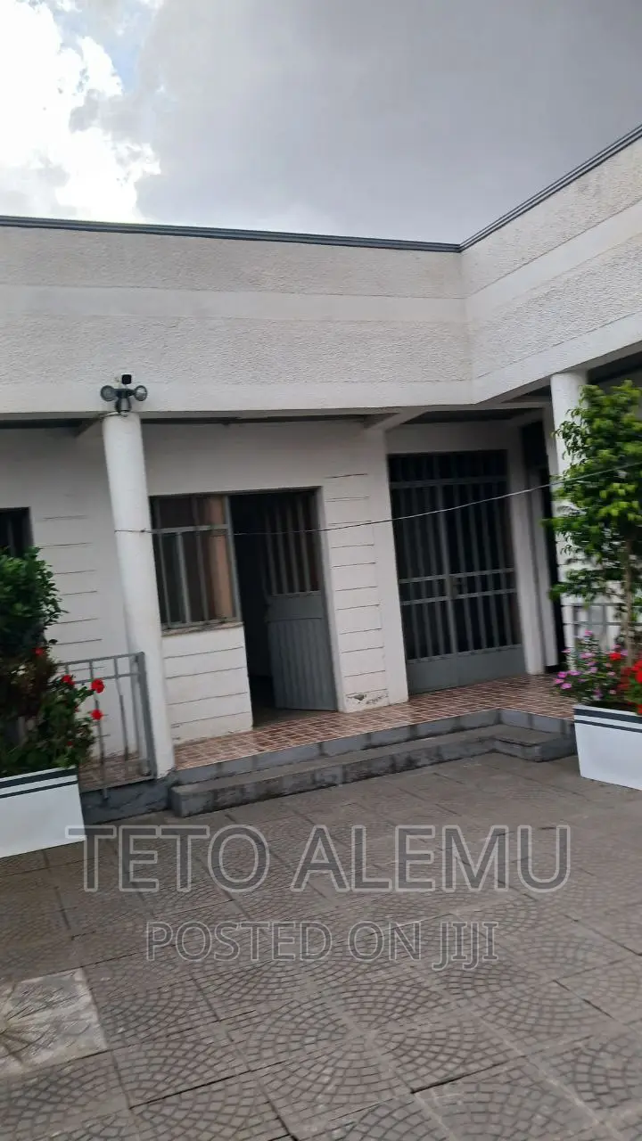 Furnished 3bdrm Villa in የሚሸጥ ቤት 22 መክሊት ህንፃ, Bole for sale