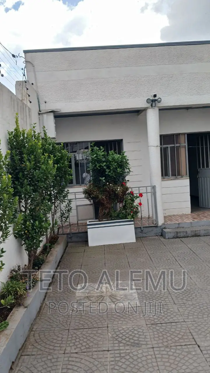 Furnished 3bdrm Villa in የሚሸጥ ቤት 22 መክሊት ህንፃ, Bole for sale