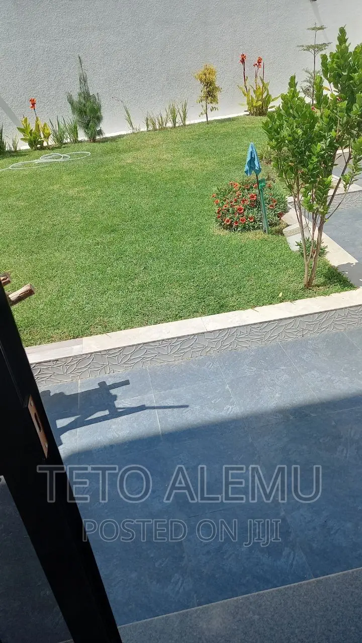 5bdrm Villa in የሚሸጥ ቪላ Cmc, Bole for sale
