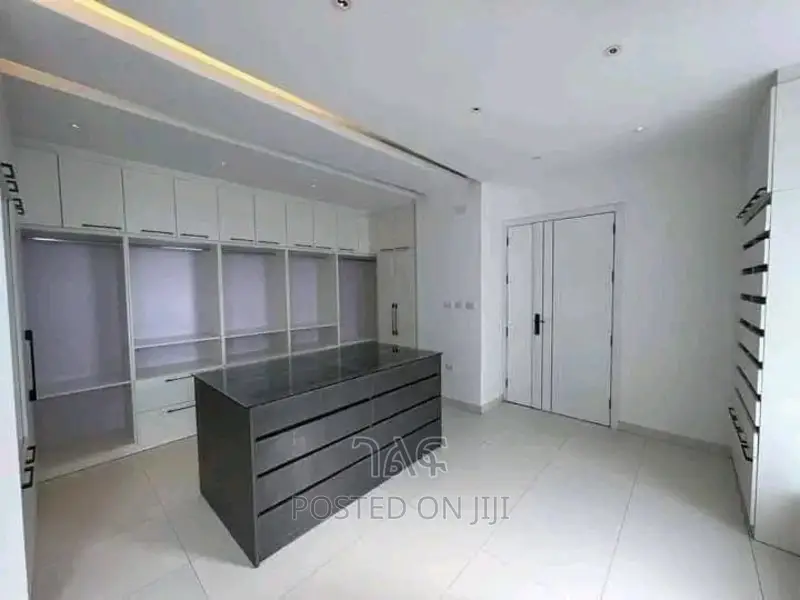 5bdrm House in 🌹ለሽያጭ የቀረበ  ጂ + 4, Bole for sale