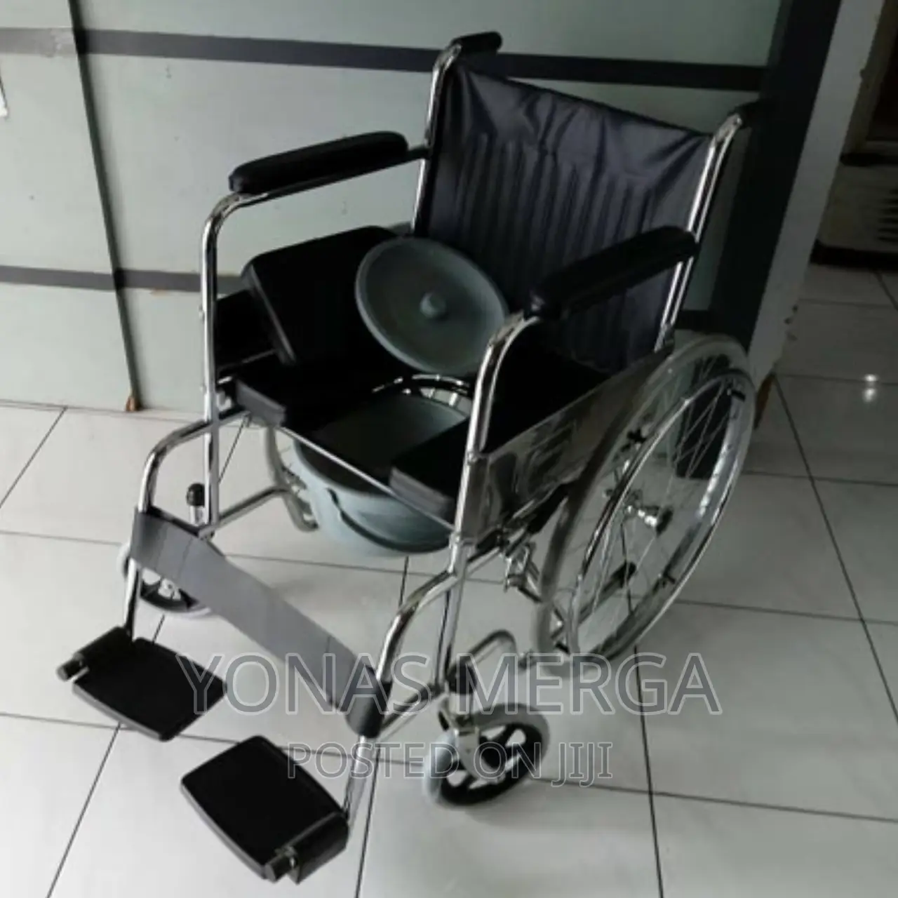 Popo Commode Wheelchair, Arm Decline and Adjustable Leg