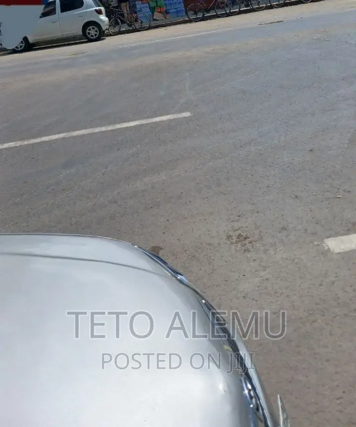 የሚሸጥ ቦታ መገናኛ ዋና አስፓልት ላይ ሱቆች