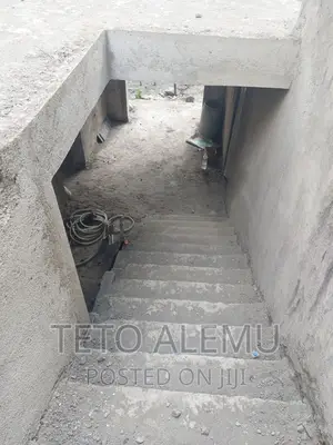 5bdrm House in የሚሰጥ ፌኒሽግ የሚቀርው ቤት, Bole for sale