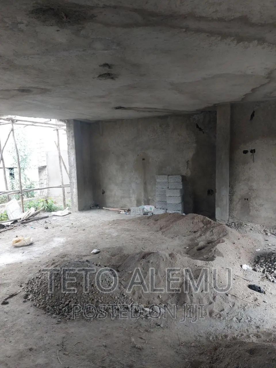 5bdrm House in የሚሰጥ ፌኒሽግ የሚቀርው ቤት, Bole for sale