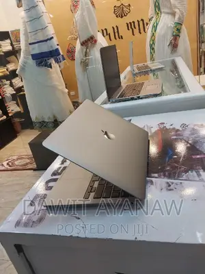 New Laptop Apple MacBook Pro 2020 8GB Intel Core I7 SSD 256GB