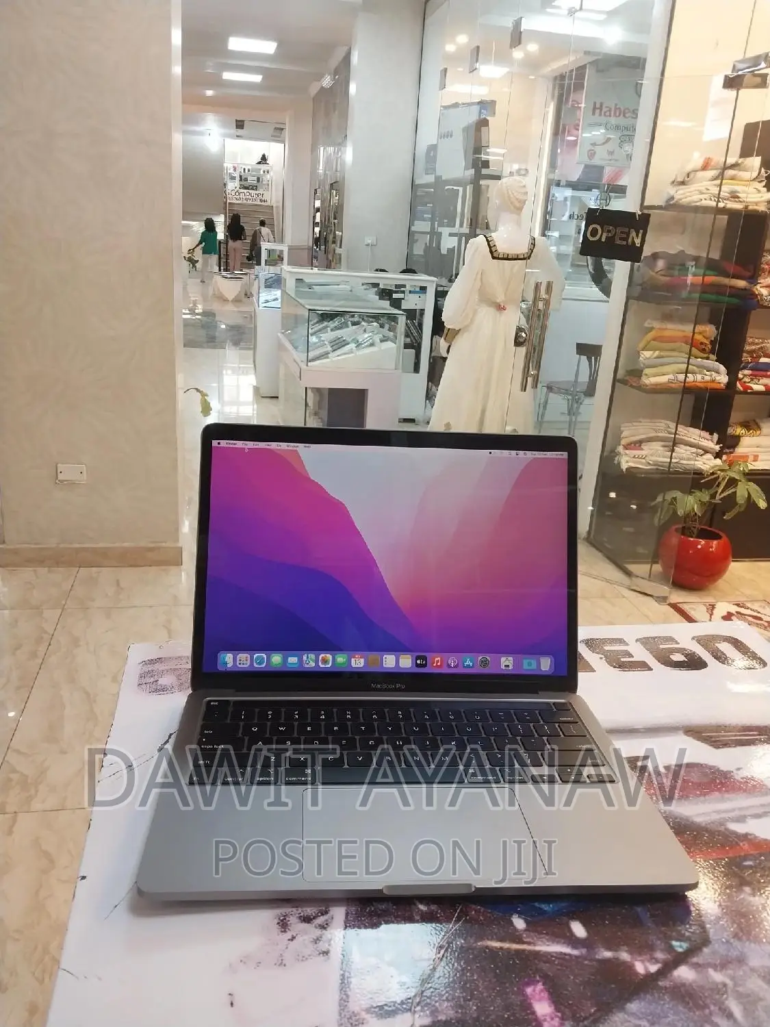 New Laptop Apple MacBook Pro 2020 8GB Intel Core I7 SSD 256GB