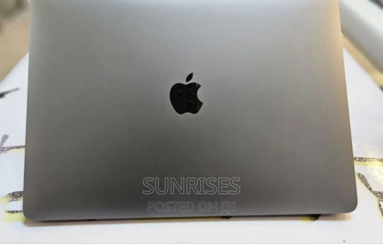 New Laptop Apple MacBook Pro 2020 8GB Intel Core I7 SSD 256GB