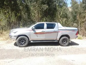 Photo - Toyota Hilux 2018 Gray