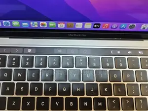 New Laptop Apple MacBook Pro 2020 8GB Intel Core I7 SSD 256GB