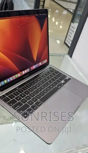 New Laptop Apple MacBook Pro 2022 M2 8GB Apple M1 SSD 256GB