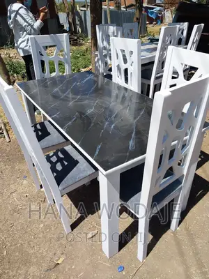 የመመገቢያ ጠነንፄዛ(Dining Tables)