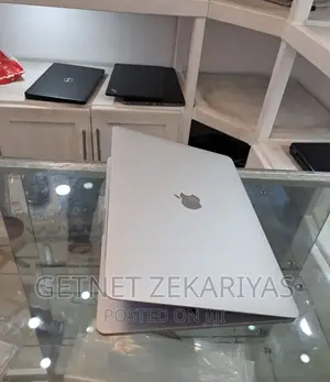 New Laptop Apple MacBook Pro 2020 8GB Intel Core I7 SSD 256GB