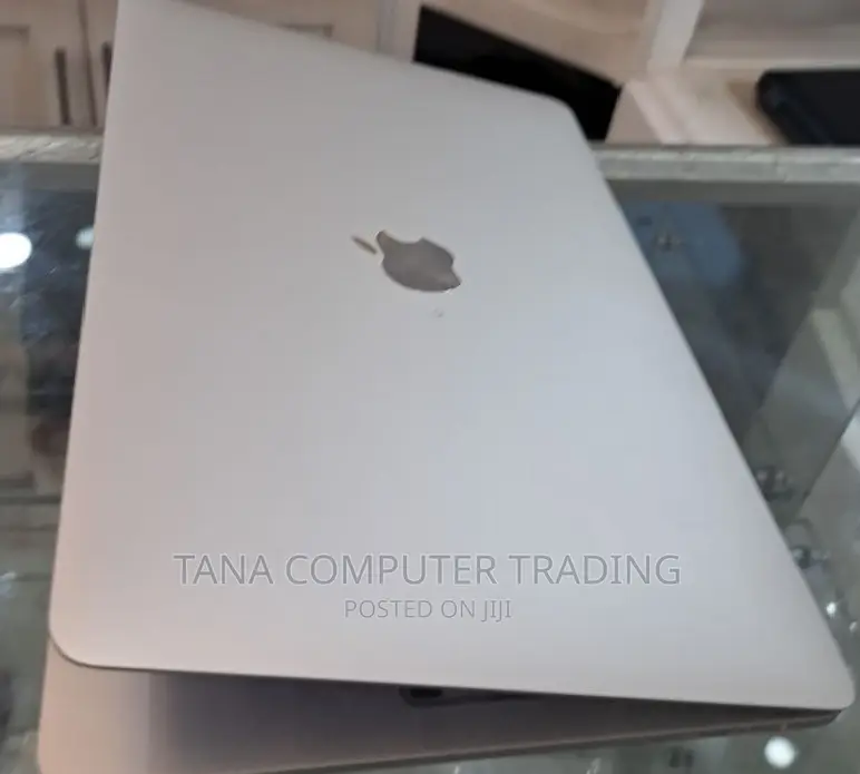 New Laptop Apple MacBook Pro 2020 8GB Intel Core I5 SSD 256GB