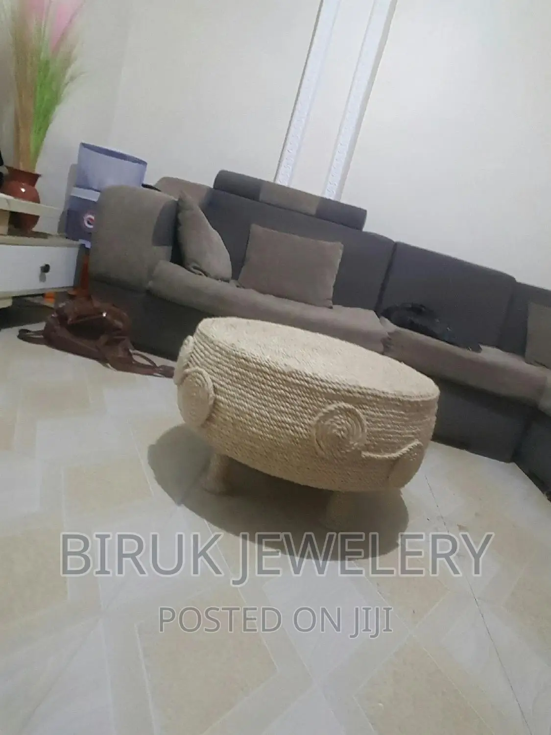 ቆንጆ የ እጅ ሥራ ጠረቤዛ