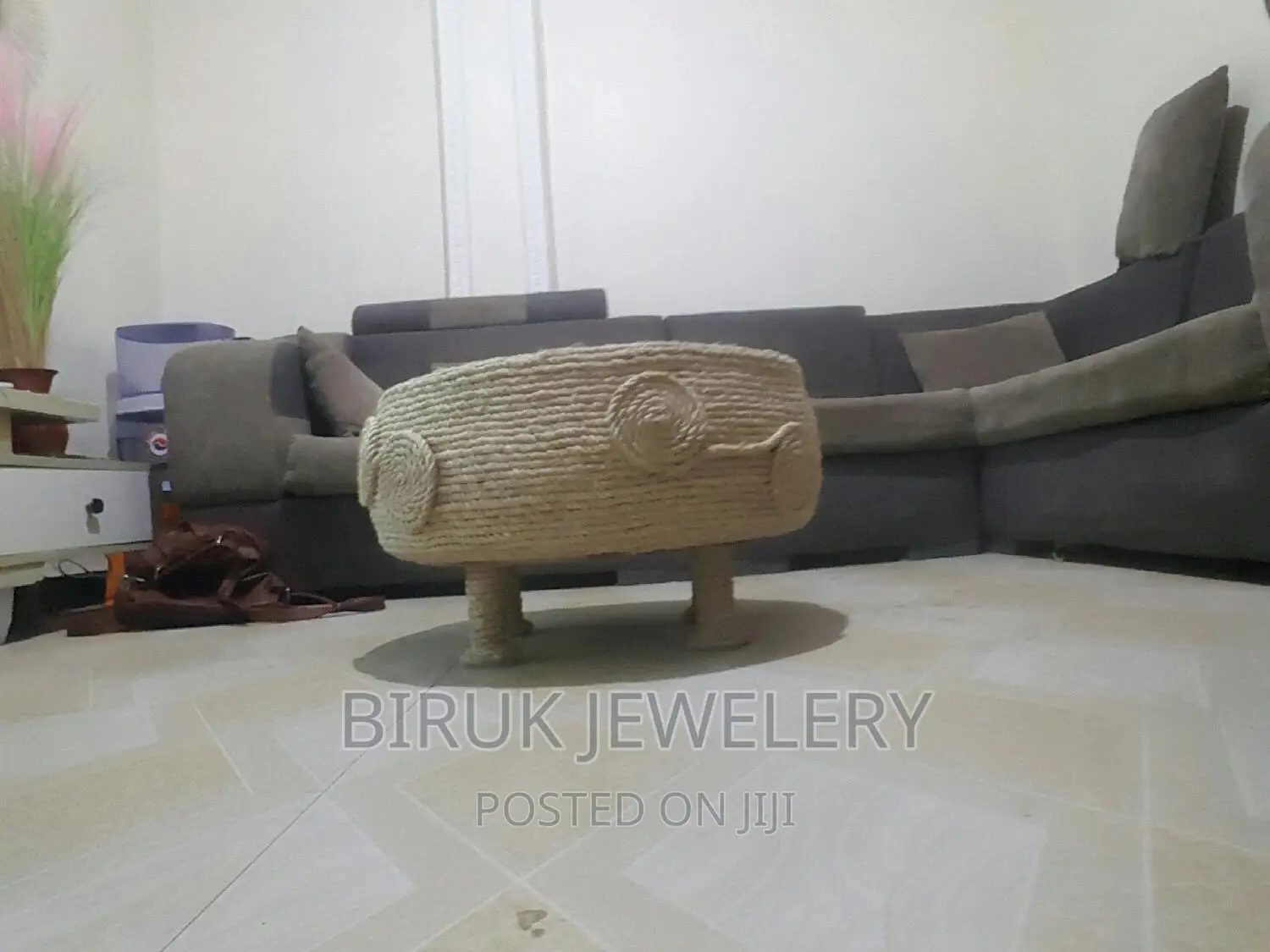 ቆንጆ የ እጅ ሥራ ጠረቤዛ