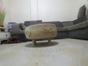 ቆንጆ የ እጅ ሥራ ጠረቤዛ