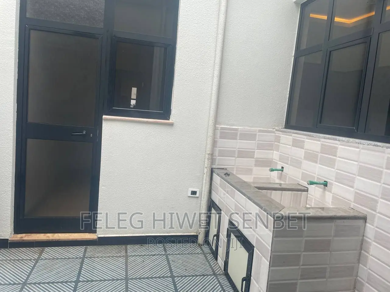 5bdrm Villa in Adiss Abeba, Bole for sale