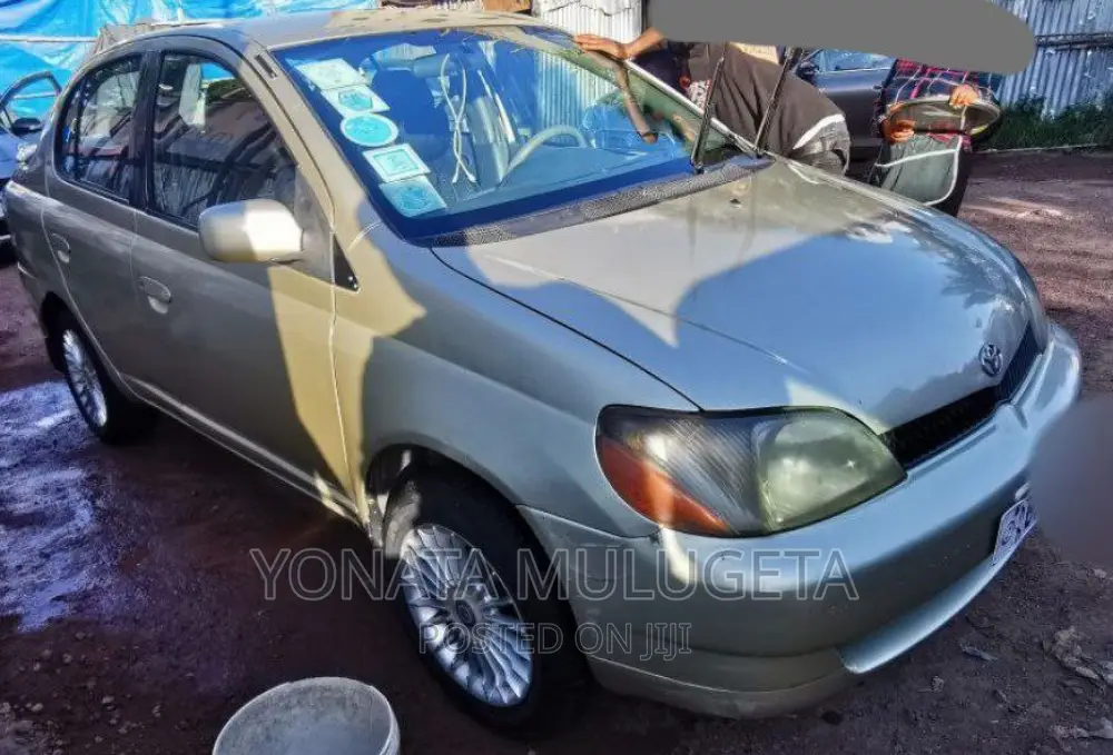 Toyota Platz 2001 White