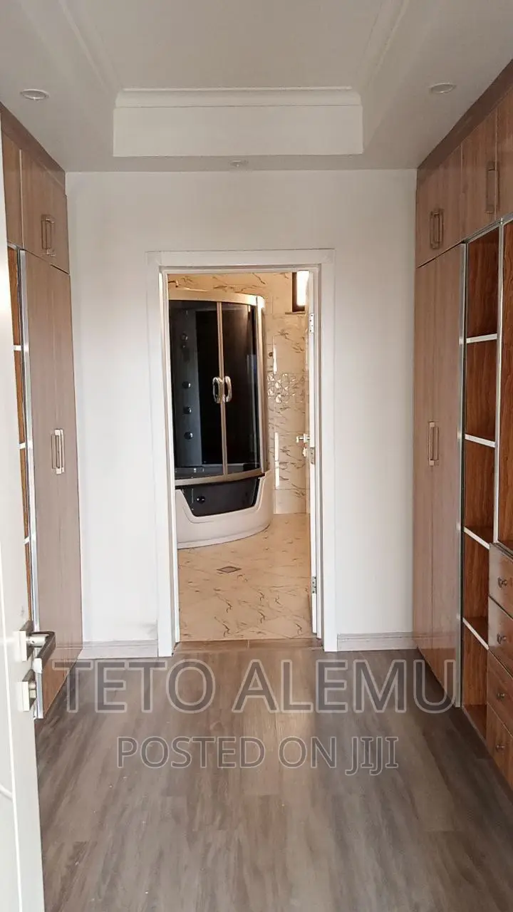 5bdrm House in የሚሸጥ ቤት ሜታ ጃክሮስ, Bole for sale