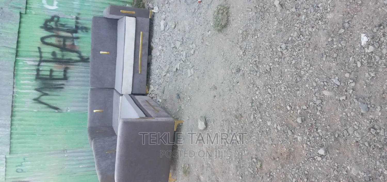 ለጠባብ ቤት ለተከራይ ከቦታ ቦታ ለማንቀሳቀስ ምቹ የሆነ ተገጣጣሚ ሶፋ Sofa