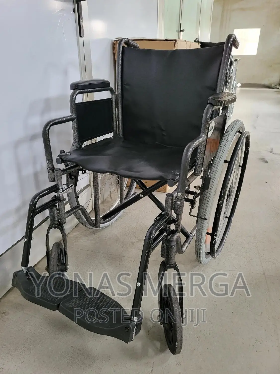 Slightly Used Wheelchair/Wheelchair Easy MDS80657 Wheelchair