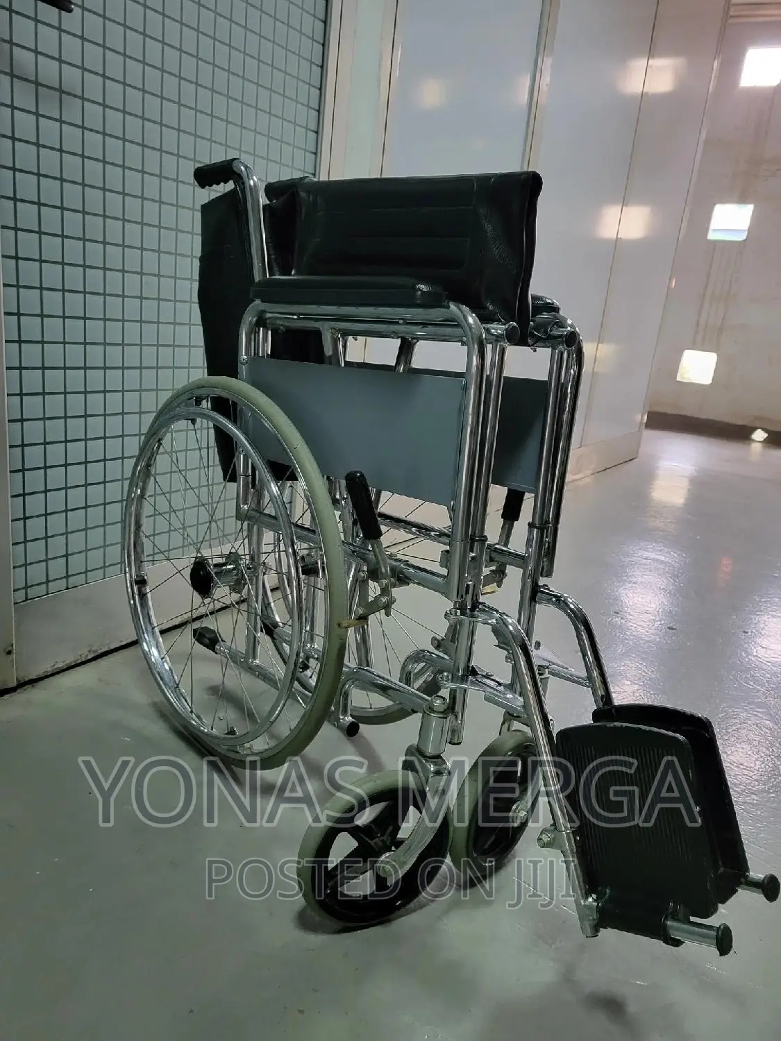 Used Wheelchair Venante Wheelchair (By Vissco) With 24"