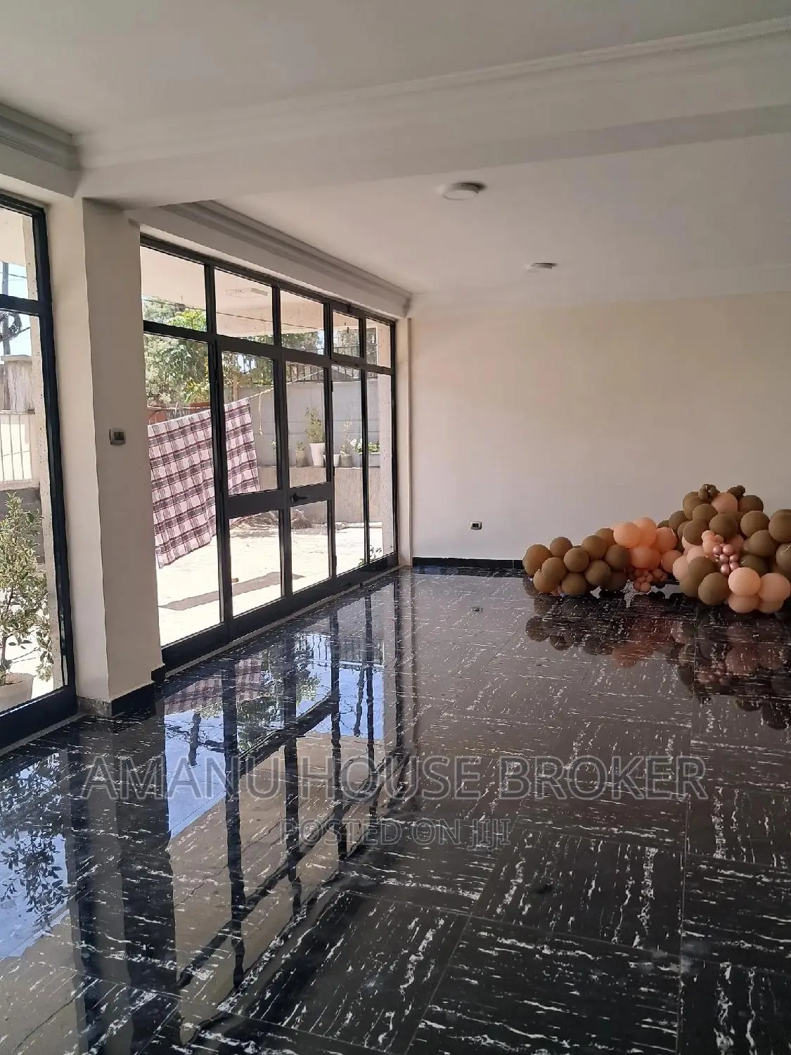 አስቸኳይ የሚከራይ 115sqm ለመድኃኒት ስቶር እና ቢሮ የሚሆን