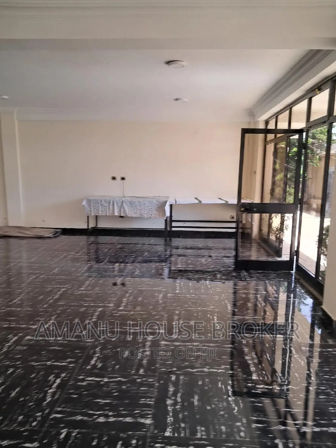 አስቸኳይ የሚከራይ 115sqm ለመድኃኒት ስቶር እና ቢሮ የሚሆን