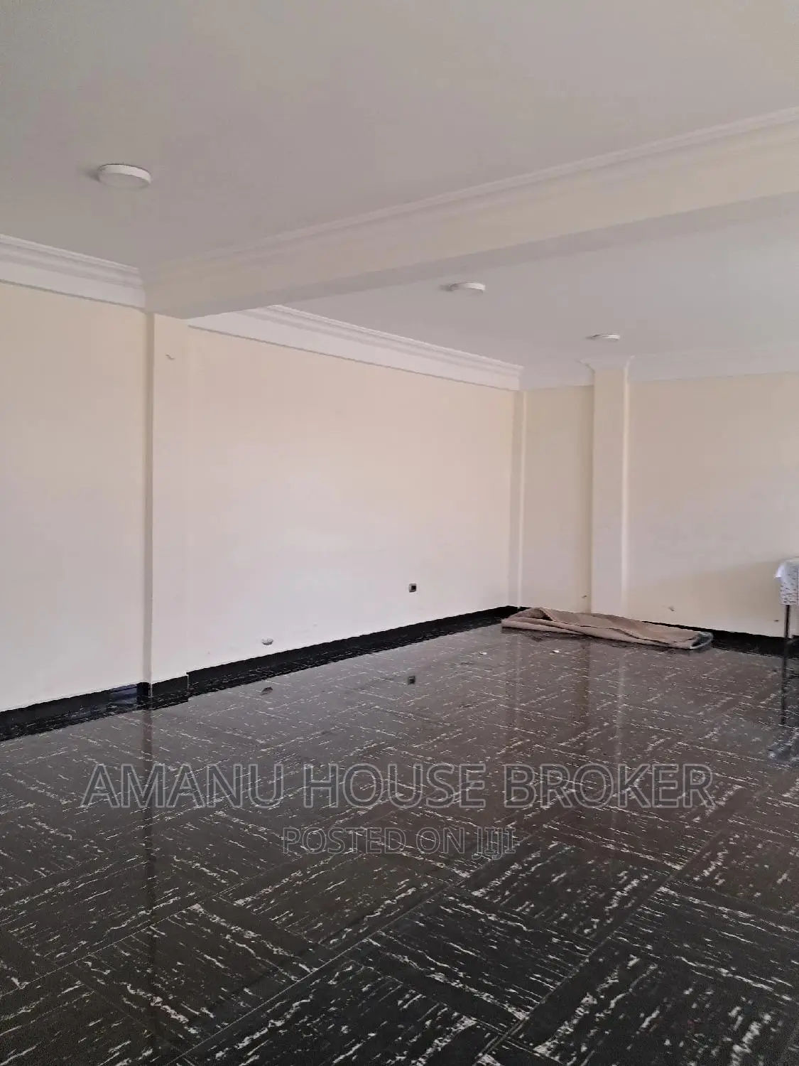 አስቸኳይ የሚከራይ 115sqm ለመድኃኒት ስቶር እና ቢሮ የሚሆን