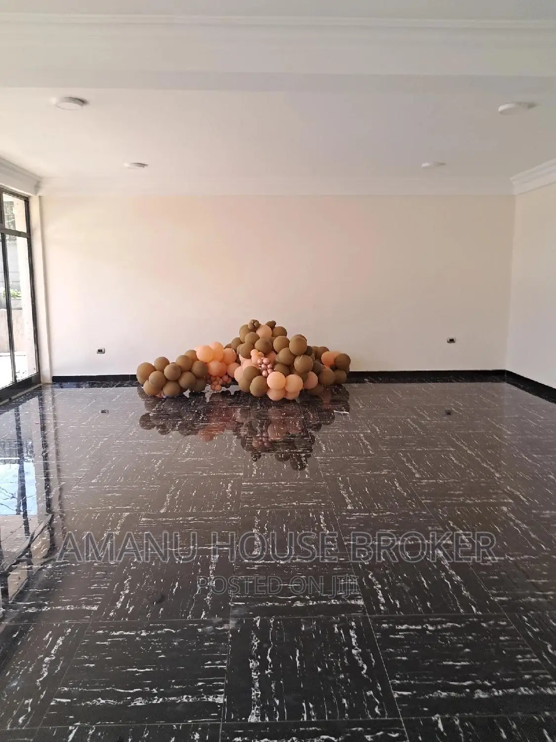 አስቸኳይ የሚከራይ 115sqm ለመድኃኒት ስቶር እና ቢሮ የሚሆን
