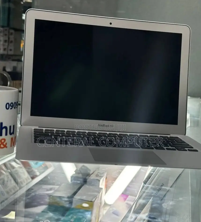 New Laptop Apple MacBook 2017 8GB Intel Core I5 SSD 256GB