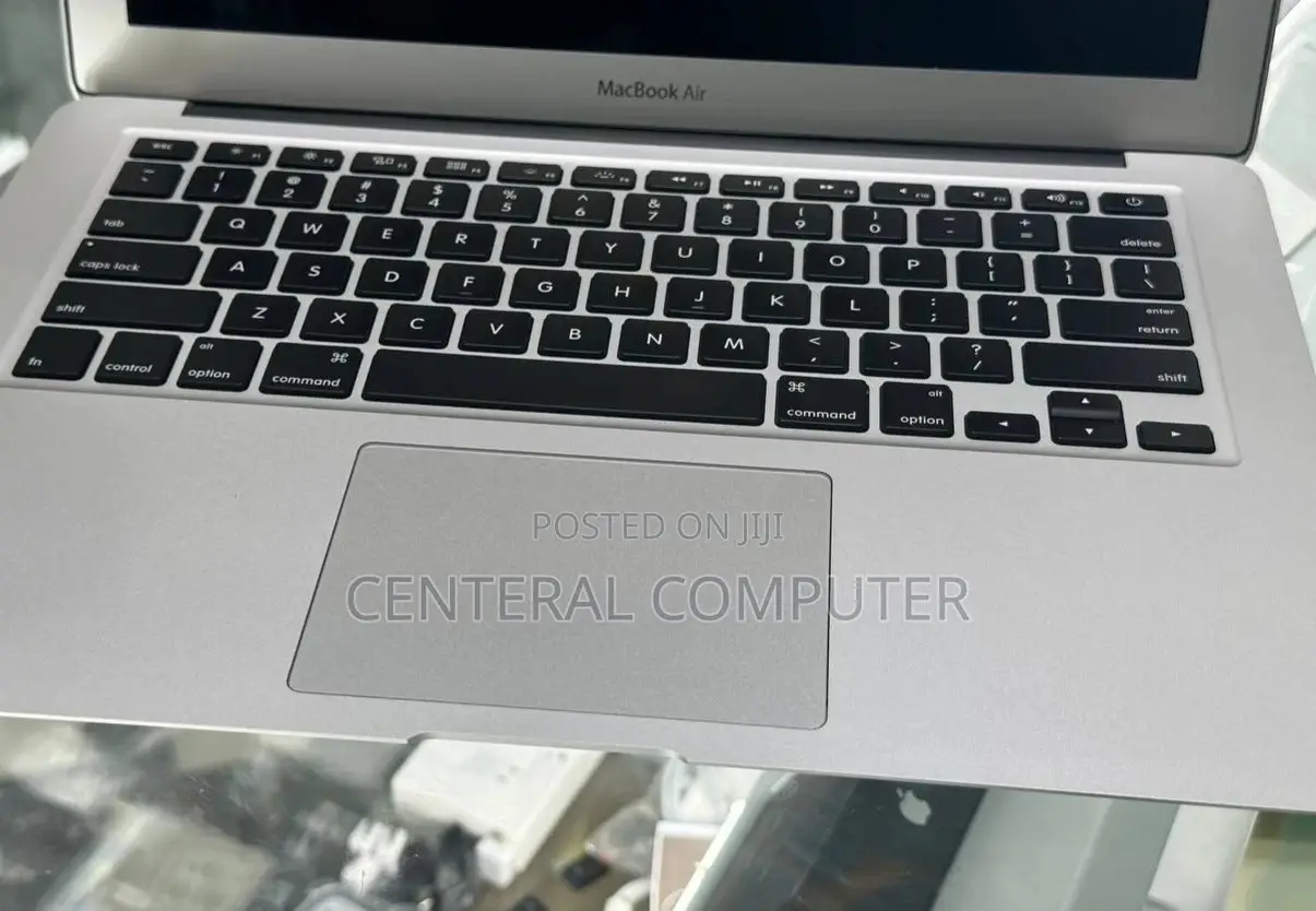 New Laptop Apple MacBook 2017 8GB Intel Core I5 SSD 256GB