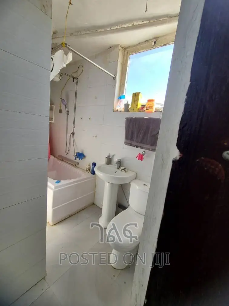 2bdrm Apartment in አስቸኳይ አስቸኳይ  40/60, Bole for sale