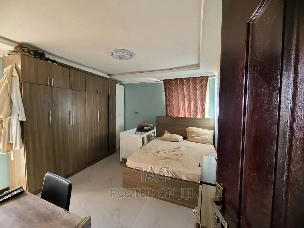 2bdrm Apartment in አስቸኳይ አስቸኳይ  40/60, Bole for sale