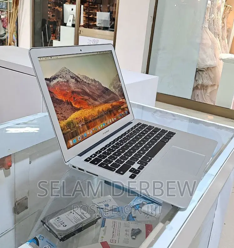 New Laptop Apple MacBook 2017 8GB Intel Core I5 SSD 128GB