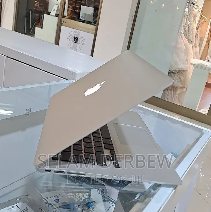 New Laptop Apple MacBook 2017 8GB Intel Core I5 SSD 128GB