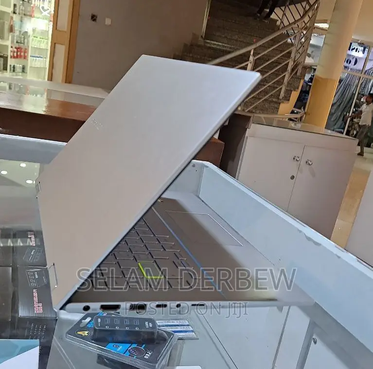 New Laptop Asus Vivobook E200HA 8GB Intel Core I5 SSD 512GB