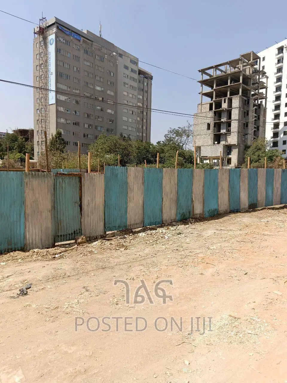 < >አስቸኳይ የሚሸጥ ምርጥ ቦታ ከአከባቢው የተለያዩ የቢዝነስ ህንፃዎች አሉት