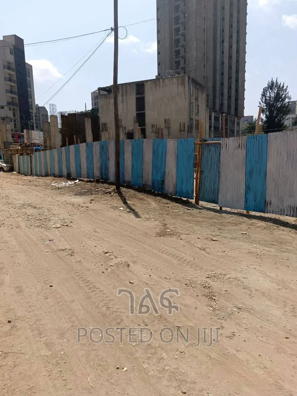 < >አስቸኳይ የሚሸጥ ምርጥ ቦታ ከአከባቢው የተለያዩ የቢዝነስ ህንፃዎች አሉት