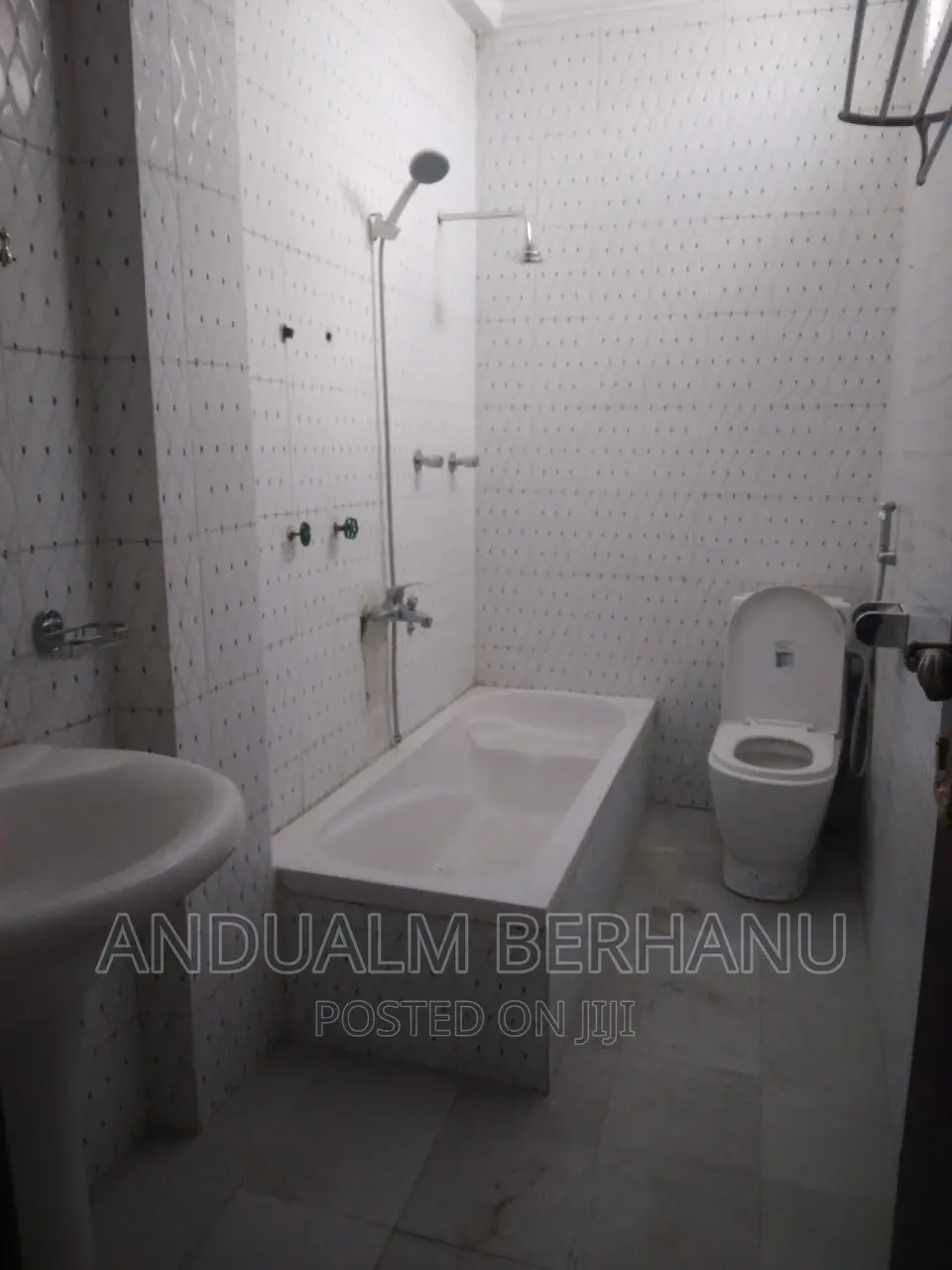 5bdrm Villa in Bole for sale