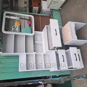 ድሬሲንግ/መዋቢያ